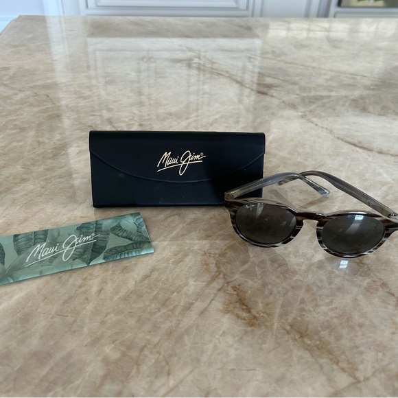 Maui Jim. Women’s grey brown pineapple sunglasses. Rarely worn.